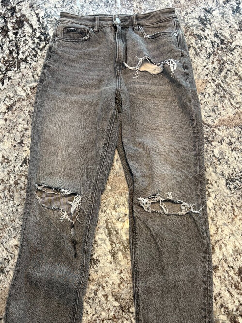 AE Strigid Ripped Mom Jeans Women’s Size 4 Long – Grey, Distressed